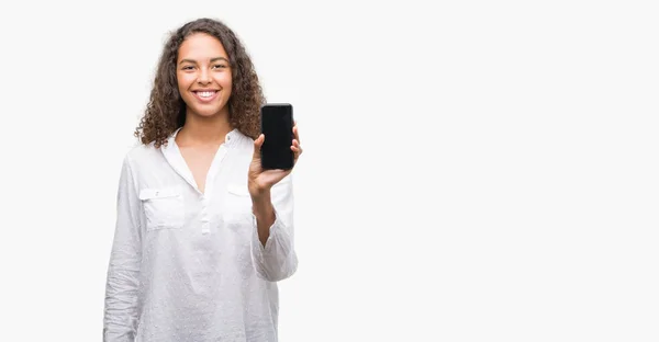 Mujer Hispana Joven Usando Teléfono Inteligente Con Una Cara Feliz — Foto de Stock