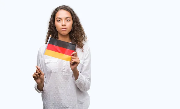 Mujer Hispana Joven Sosteniendo Bandera Alemania Con Una Expresión Confianza —  Fotos de Stock