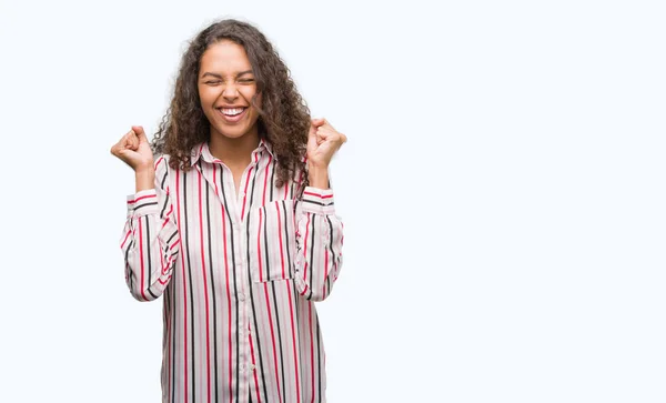 Mooie Jonge Spaanse Vrouw Voor Succes Met Armen Enthousiast Verhoogd — Stockfoto