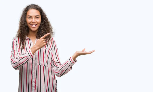 Schöne Junge Hispanische Frau Erstaunt Und Lächelnd Die Kamera Während — Stockfoto