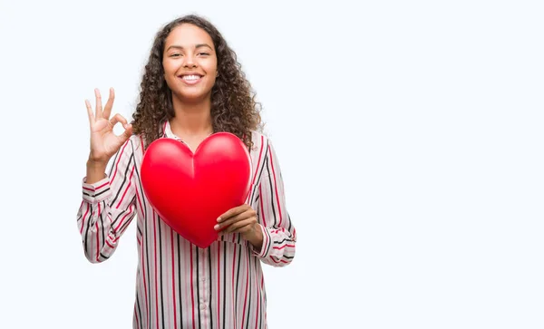 Jovem Hispânica Amor Segurando Coração Vermelho Fazendo Sinal Com Dedos — Fotografia de Stock