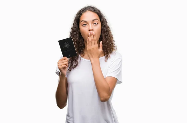 Jovem Hispânica Segurando Passaporte Austrália Cobrir Boca Com Mão Chocada — Fotografia de Stock
