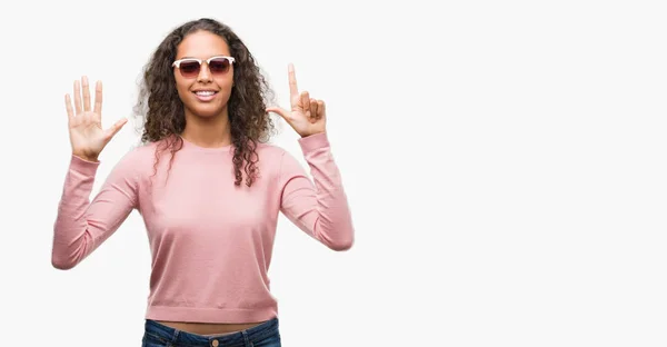 Schöne Junge Hispanische Frau Trägt Sonnenbrille Und Zeigt Mit Finger — Stockfoto