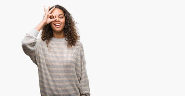 Mooie Jonge Spaanse Vrouw Dragen Strepen Trui Doen Gebaar Met — Stockfoto