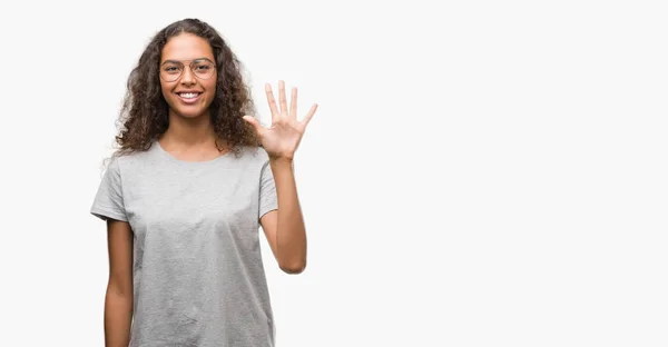 Красива Молода Іспаномовна Жінка Окулярах Показує Вказує Пальцями Номер Ять — стокове фото