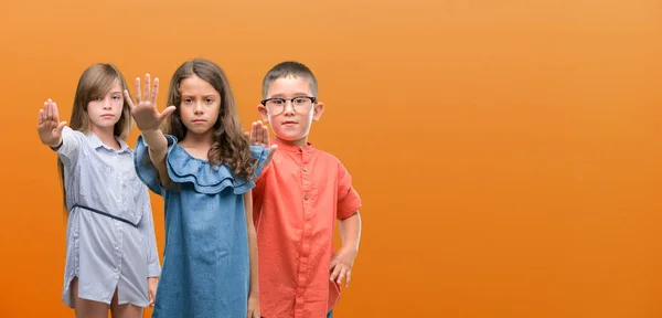 Grupo Niños Niñas Niños Sobre Fondo Naranja Con Mano Abierta — Foto de Stock