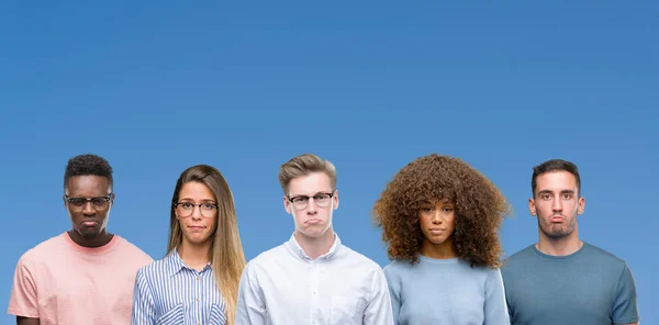 Zusammensetzung Der Gruppe Von Freunden Über Blauem Schwarzgrund Deprimiert Und — Stockfoto