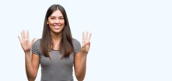 年轻美丽的西班牙裔妇女显示和指向手指数八 而微笑的信心和快乐 — 图库照片