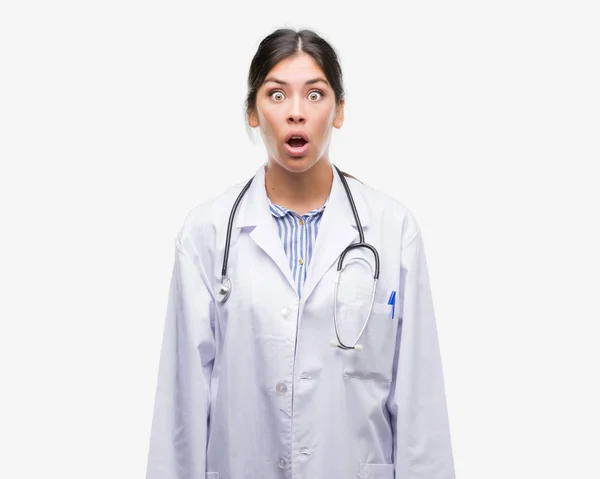 Joven Doctora Hispana Asustada Shock Con Cara Sorpresa Asustada Excitada —  Fotos de Stock