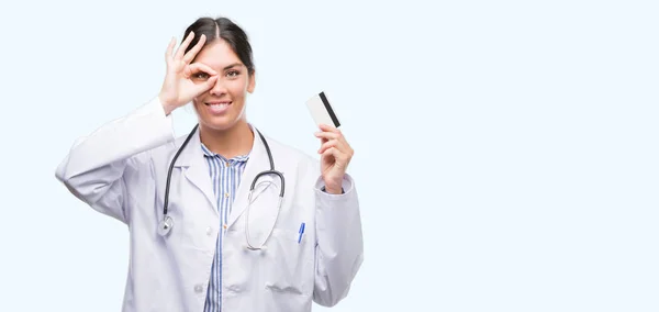 Unga Spansktalande Läkare Kvinna Håller Kreditkort Med Glada Ansikte Leende — Stockfoto