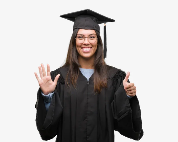 Giovane Donna Ispanica Indossa Cappello Graduato Uniforme Mostrando Indicando Con — Foto Stock