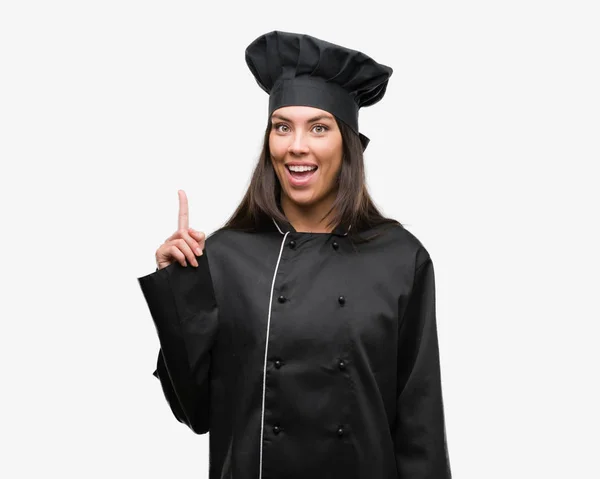 Jovem Cozinheira Hispânica Vestindo Uniforme Chef Surpreso Com Uma Ideia — Fotografia de Stock