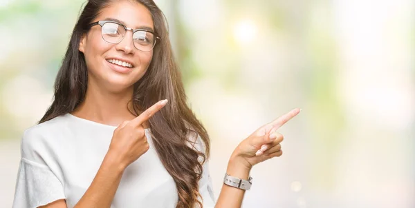 Joven Mujer Árabe Hermosa Con Gafas Sobre Fondo Aislado Sonriendo — Foto de Stock