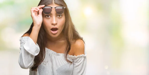 Jovem Bela Mulher Árabe Vestindo Óculos Sol Sobre Fundo Isolado — Fotografia de Stock