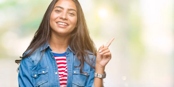 Jovem Bela Mulher Árabe Sobre Fundo Isolado Com Grande Sorriso — Fotografia de Stock