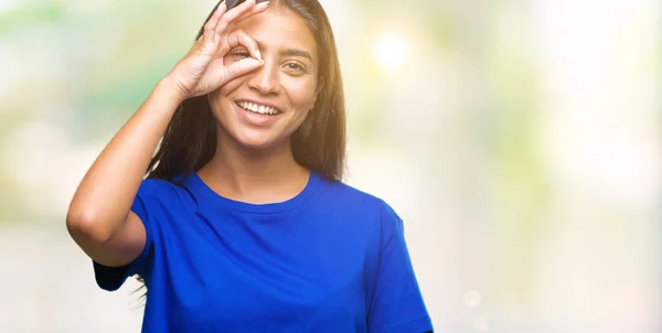 Giovane Bella Araba Sfondo Isolato Facendo Gesto Con Mano Sorridente — Foto Stock