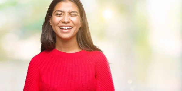 Junge Schöne Arabische Frau Trägt Winterpullover Über Isoliertem Hintergrund Zwinkert — Stockfoto