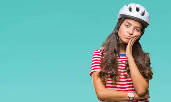 Jonge Arabische Wielrenner Vrouw Dragen Van Veiligheidshelm Geïsoleerde Achtergrond Denken — Stockfoto