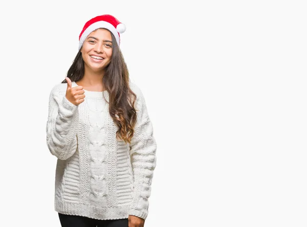 年轻的阿拉伯妇女戴着圣诞帽在孤立的背景下做高兴的拇指手势与手 批准表达式看相机与显示成功 — 图库照片