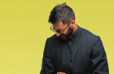 Yetişkin İspanyol Katolik rahip adam mide üzerinde el ile izole arka plan üzerinde çünkü mide bulantısı, ağrılı hastalık hasta hissediyor. Ağrısı kavramı.