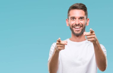 Yakışıklı delikanlı için fotoğraf makinesi ile mutlu ve komik yüz parmakları işaret izole arka plan üzerinde. İyi enerji ve vibes.