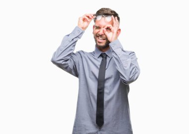 Genç yakışıklı iş adamı gülümseyen, parmakları ile mutlu yüz üzerinden seyir göz el ile ok jest yapıyor izole arka plan üzerinde.