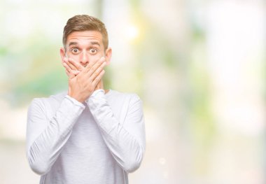 Yakışıklı delikanlı izole arka plan ağız hata için elleriyle kapsayan şok içinde. Gizli kavramı.