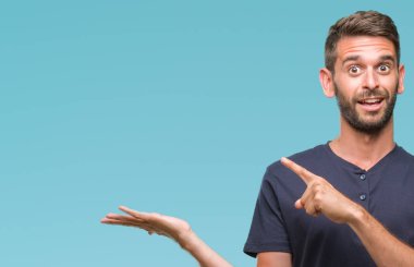 Yakışıklı delikanlı üzerinden hayran ve el ile sunulması ve parmak ile işaret ederken kameraya gülümseyen izole arka plan.