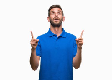 Yakışıklı delikanlı izole arka plan üzerinden hayran ve yukarıya bakıp parmakları ile işaret şaşırttı ve silah kaldırdı.