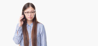 Arka plan Akıllı yüz ciddi düşünüyorum üstünde kendine güvenen bir ifade ile konuşan Genç Çinli kadın izole