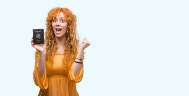 Gurur çığlık ve zafer ve başarı çok heyecanlı, duygu tezahürat kutluyor Amerika Birleşik Devletleri pasaport tutan genç Kızıl saçlı kadın