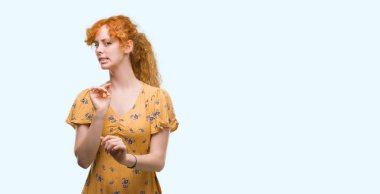 Genç Kızıl saçlı kadın tiksinti ifadesi, memnun ve korkulu tiksinti yüz yapıyorsun çünkü nefret tepki. Elleriyle kaldırdı. Sinir bozucu kavramı.