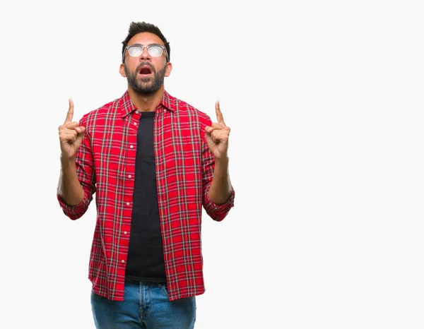 Adult Hispanic Man Wearing Glasses Isolated Background Amazed Surprised Looking — Stock Photo, Image