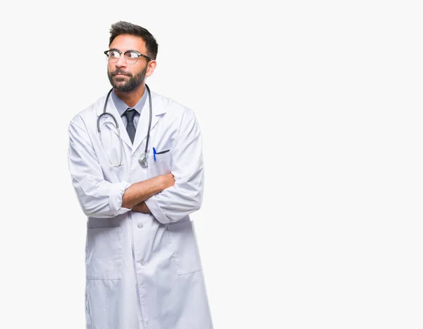 Adulto Ispanico Medico Uomo Isolato Sfondo Sorridente Guardando Lato Fissando — Foto Stock