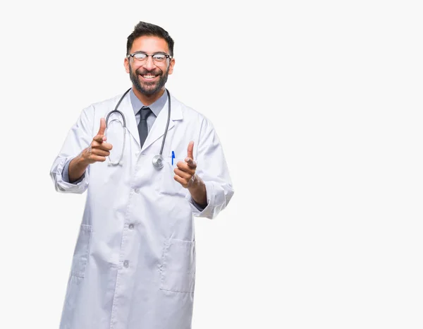 Człowiek Dorosły Hiszpanin Lekarz Białym Tle Wskazując Palcami Aparatu Twarzy — Zdjęcie stockowe