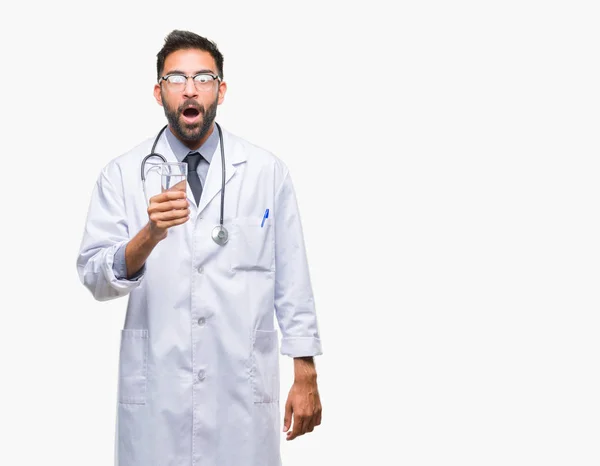 Adulto Ispanico Medico Uomo Bere Bicchiere Acqua Sfondo Isolato Spaventato — Foto Stock