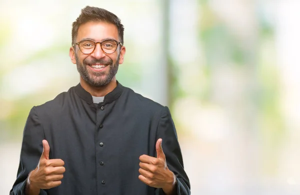 Hombre Sacerdote Católico Hispano Adulto Sobre Signo Éxito Fondo Aislado —  Fotos de Stock