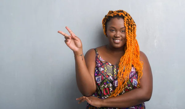 Joven Mujer Afroamericana Sobre Pared Gris Grunge Usando Trenzas Naranjas —  Fotos de Stock