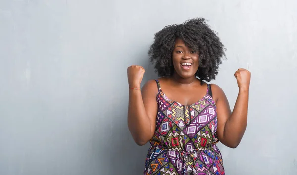 Genç Afro Amerikan Kadın Kutluyor Renkli Elbise Giyen Gri Grunge — Stok fotoğraf