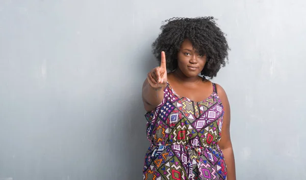 Joven Africana Americana Mujer Sobre Gris Grunge Pared Usando Colorido —  Fotos de Stock