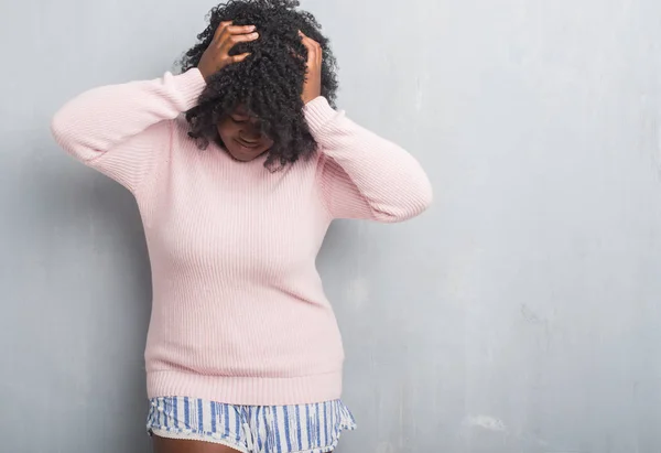 Unga Afroamerikanska Size Kvinna Över Grå Grunge Vägg Bär Vinter — Stockfoto