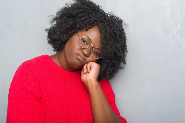灰色のグランジの若いアフリカ系アメリカ人女性壁冬セーターや疲れて探していると組んだ腕のうつ病問題で退屈を考えて眼鏡を着て — ストック写真