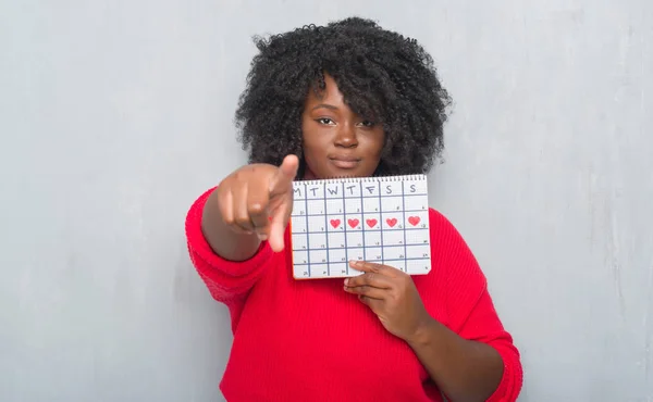 Jonge African American Vrouw Grijs Grunge Muur Menstruatie Kalender Met — Stockfoto