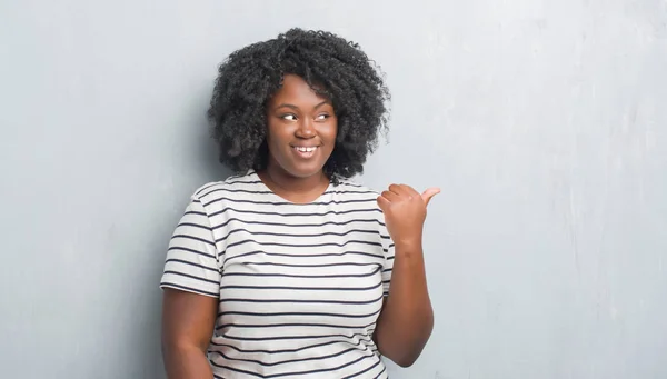 Joven Afroamericano Más Tamaño Mujer Sobre Gris Grunge Pared Sonriendo — Foto de Stock