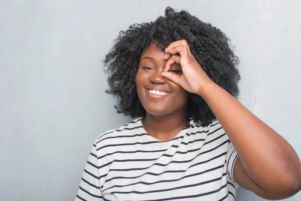 Jeune Afro Américaine Taille Femme Sur Mur Gris Grunge Faire — Photo