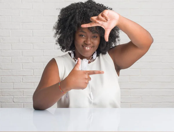 Jonge African American Vrouw Zittend Tafel Hoofdtelefoon Glimlachend Maken Frame — Stockfoto