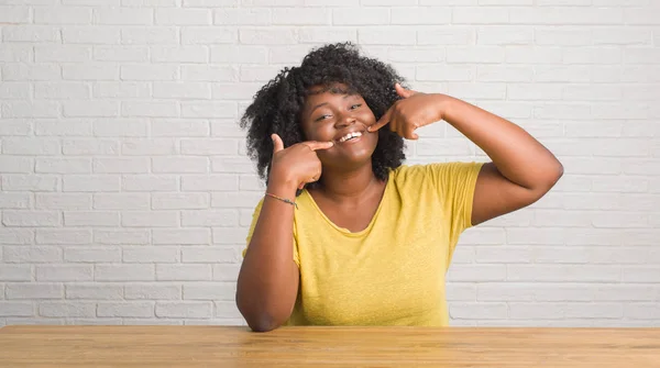 Giovane Donna Afroamericana Seduta Sul Tavolo Casa Sorridente Fiduciosa Mostrando — Foto Stock