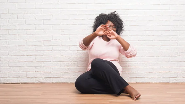 Young African American Woman Sitting Floor Home Afraid Terrified Fear — Stock Photo, Image