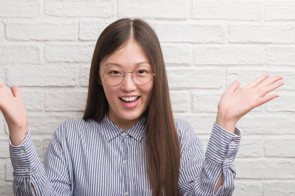 Jonge Chinese Zakenvrouw Bakstenen Muur Zeer Blij Opgewonden Winnaar Expressie — Stockfoto