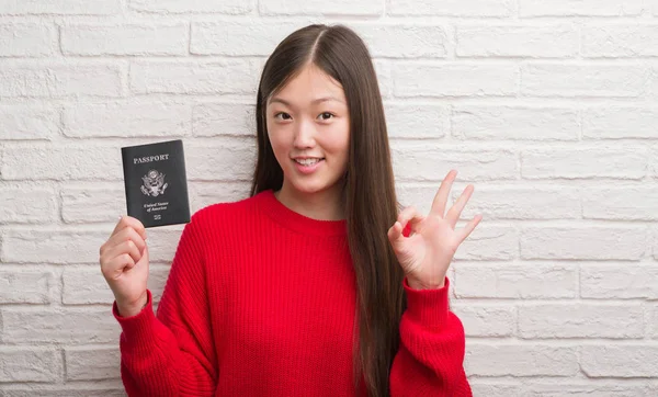 Jonge Chinese Vrouw Bakstenen Muur Met Paspoort Van Amerika Doen — Stockfoto